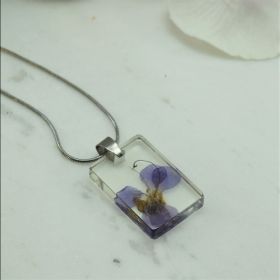 колие от смола и цвете " Здравец"