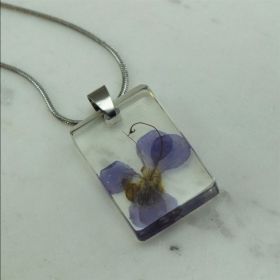 колие от смола и цвете " Здравец"