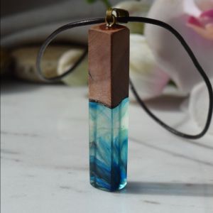 колие от смола и дърво в синята гама