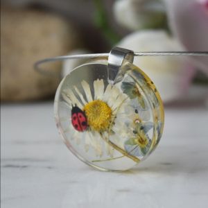 кръгло колие от смола и цветя " Маргаритка, Незабравки и калинка"