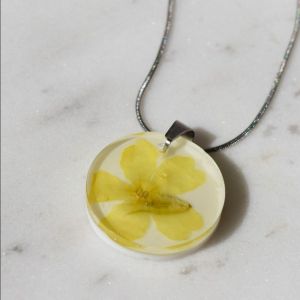 колие от смола и цвете "жълта Иглика"