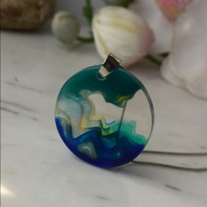 абстрактно кръгло колие от смола "Морски пейзаж"