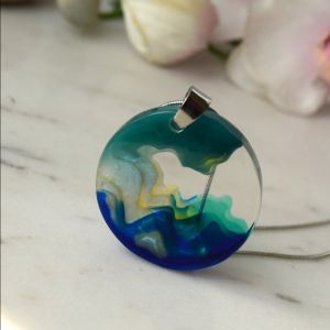 абстрактно кръгло колие от смола "Морски пейзаж"