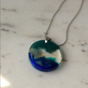абстрактно кръгло колие от смола "Морски пейзаж"