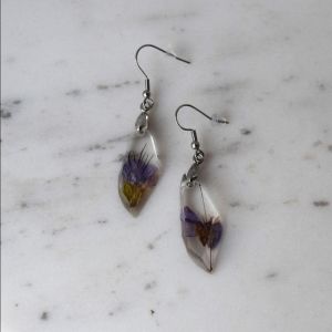 Ръчно изработени обеци от смола и цвете Здравец във формата на кристал