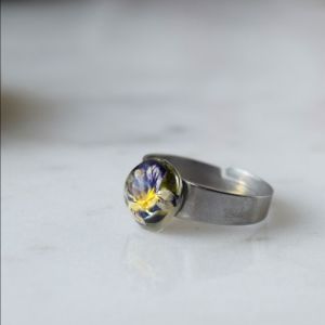 пръстен от смола и цвете "Среднощна Теменужка"