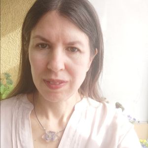 колие от смола и цветя "Лилаво съвършенство"