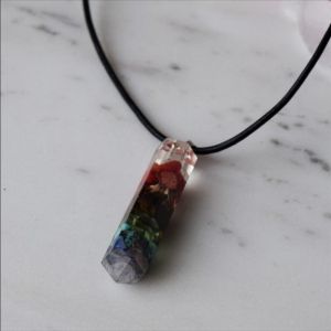 колие от смола и естествени камъчета "Седем чакри"