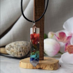 колие от смола и естествени камъчета "Седем чакри"