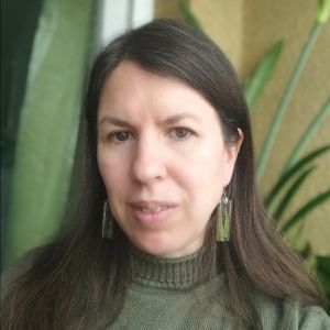 правоъгълни висящи обеци от смола и листенца папрат "Зелена хармония"