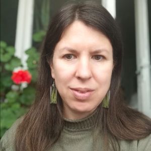 правоъгълни висящи обеци от смола и листенца папрат "Зелена хармония"