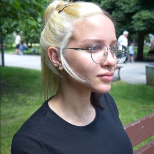 Нежно колие от невидима корда и кристални мъниста "Виолетов сън"
